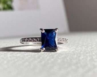 Pierścionek z żółtego złota 14K w stylu art déco z niebieskim szafirem w szlifie szmaragdowym