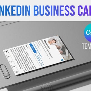 Puede incluir: Una maqueta de una plantilla de tarjeta de visita de LinkedIn sobre una superficie gris. La tarjeta presenta una foto de perfil, un nombre, un título, una ubicación y un botón "Conectar". El texto en la tarjeta dice "Alex Johnson, Especialista en Marketing Digital | Experto en SEO, San Francisco, CA, 1.327 seguidores - 500+ conexiones, Conectar, Mensaje". La tarjeta también incluye una breve sección "Acerca de" con una descripción de la experiencia y la experiencia de la persona en marketing digital y SEO.
