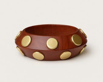 Brazalete de madera hecho a mano: Pulsera bohemia con tachuelas doradas