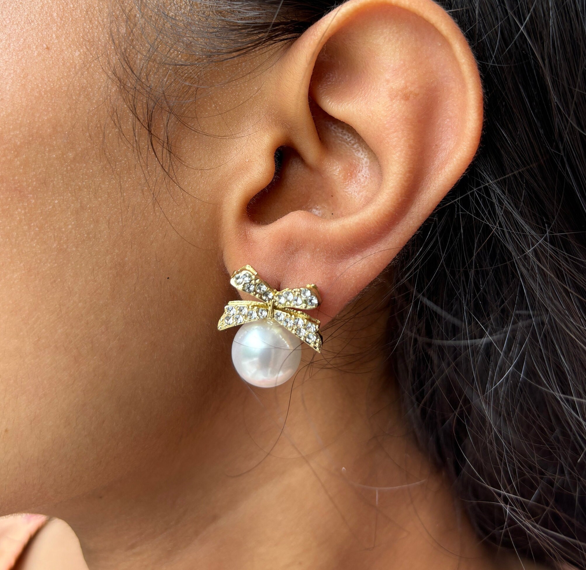 韓国人気【MONDAY EDITION】Tiny Pearl Bow Earrings☆追跡付 韓国発【MONDAY EDITION】Tiny Pearl Bow Earrings/ピアス
