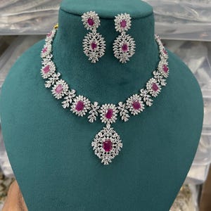 Silber Ton Rubin & Zirkonia Halskette Ohrring Set: Indischer Hochzeitsschmuck