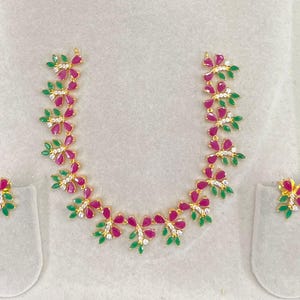 Conjunto de gargantilla floral chapada en oro, pendientes de circonita cúbica de rubí y esmeralda, joyería nupcial llamativa