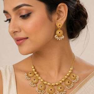 Matte Gold Choker Halskette Set, Rubin Perle Jhumka Ohrringe, indischer Hochzeitsschmuck