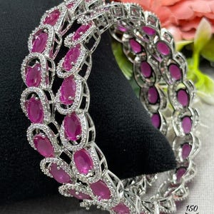 Bracciali rigidi vittoriani con diamanti rosa rubino e zirconi cubici / Coppia di bracciali rigidi ovali placcati in argento
