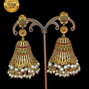 Vergoldete Jhumka Ohrringe: Zirkonia, Perle, Rubin, Südindischer Schmuck
