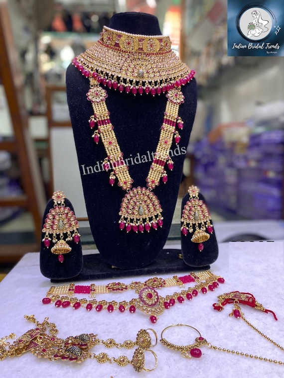 Indian bride wearing heavy jewellery traditional gold necklace and earring  , wedding day Stock Photo - Alamy