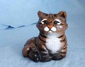 Sitting ginger tabby cat very sad Artesania Rinconada EUC