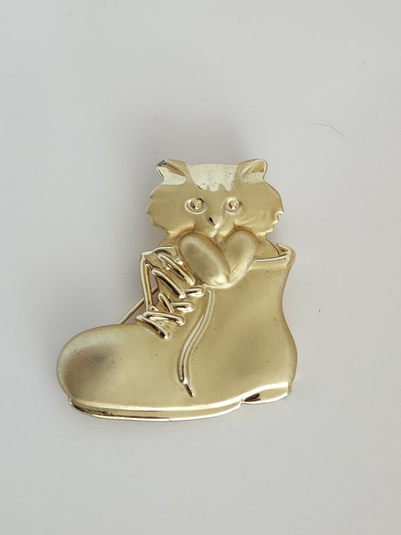Puss in a boot Cat brooch / pin small cat in a big