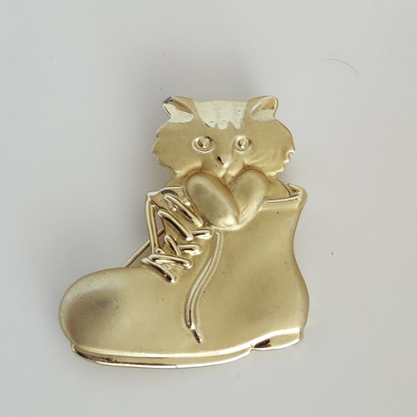 Puss in a boot Cat brooch / pin small cat in a big boot yellow metal  EUC