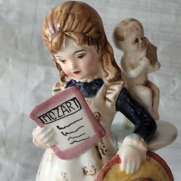 Porcelaine exquise 7 « Fille Lecture Mozart figurine en porcelaine robe bleue ange musique chapeau de paille rubans d’occasion bon état