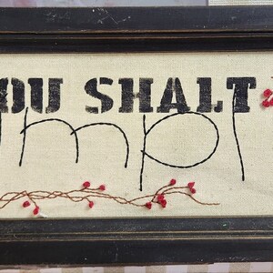 NO SIMPLIFICARÁS el letrero de decoración de pared. Tela sobre bastidor, bordado, letras pintadas estarcidas.