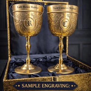 Może przedstawiać: Zestaw trzech ceramicznych kubków z nakrapianym, matowym wykończeniem. Kubki są w odcieniach kremu, jasnoszarości i ciemnoszarości. Każdy kubek ma prosty, minimalistyczny design.