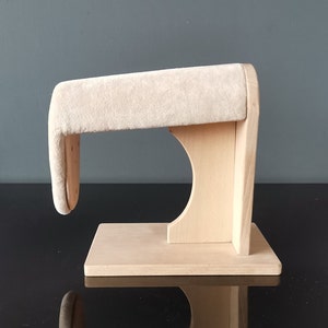 Tailor pressing board unisex for steam ironing of the silhouette of the shoulder.