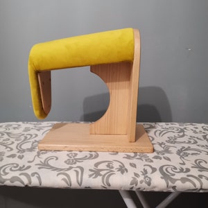 Tailor pressing board unisex for steam ironing of the silhouette of the shoulder.