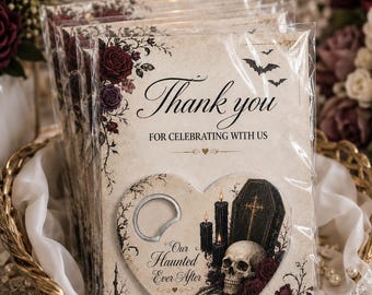 Può includere: Un apribottiglie a forma di cuore su un cartoncino con design gotico raffigurante un teschio, una bara, candele nere e rose rosso scuro. Il testo recita Thank you FOR CELEBRATING WITH US e Our Haunted Ever After, con pipistrelli e un cimitero.
