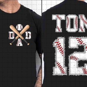 Puede incluir: Camiseta negra con diseño de béisbol. La parte delantera presenta la palabra "DAD" con bates de béisbol cruzados y una pelota. La parte trasera muestra "TOM 12" en una fuente de puntada de béisbol.