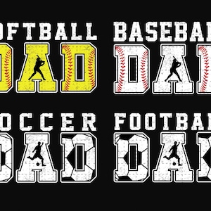 Op de afbeelding: Een zwart grafisch ontwerp met het woord "DAD" in een vet, verweerd lettertype, met de sportnamen Softbal, Honkbal, Voetbal en American Football erboven. Elke "DAD" is ontworpen met een sportbal- of veldafbeelding.