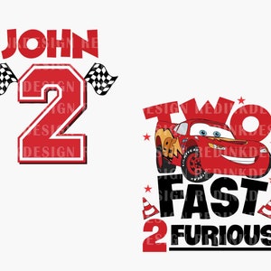 Op de afbeelding: Een rode cartoon raceauto met een glimlach, de woorden "TWO FAST 2 FURIOUS" en een rood nummer 2 met een geruit vlagontwerp. De naam "JOHN" staat boven nummer 2.