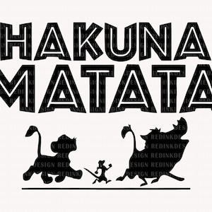 Puede incluir: Imagen en silueta en blanco y negro de los personajes de la película de Disney El Rey León. El texto "Hakuna Matata" está escrito en letras negras y negritas sobre los personajes.