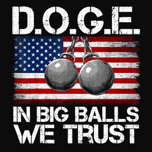 Puede incluir: Un diseño gráfico con un fondo de bandera estadounidense desgastado y el texto "D.O.G.E. IN BIG BALLS WE TRUST" en blanco. Dos grandes pesos redondos grises cuelgan de cadenas sobre el texto.
