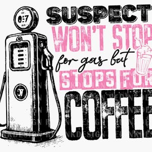 Puede incluir: Una ilustración en blanco y negro de una bomba de gasolina vintage con el texto "SUSPECT WON'T STOP for gas-but STOPS FOR COFFEE" en letras negras y rosas.