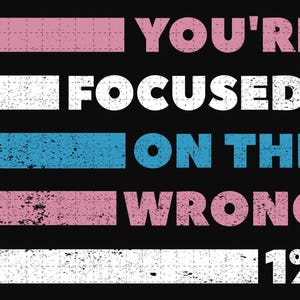 以下が含まれることがあります： くたびれたヴィンテージ風のグラフィックデザイン。テキストは「You're focused on the wrong 1%」と表示されています。テキストは黒地に白で書かれており、ピンク、白、青、ピンクのカラーバーが重ねられています。
