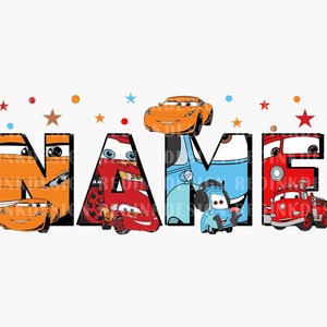 Può includere: Un design grafico colorato della parola "NAME" con varie auto dei cartoni animati del film Cars della Disney Pixar. Le lettere sono contornate di nero e riempite con immagini delle auto. Lo sfondo è bianco con stelle rosse, blu e gialle.