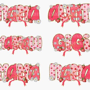 Peut inclure: Plusieurs motifs de texte roses et rouges avec les mots "Mama", "Aunt", "Makana", "Gigi" et "Mami". Les lettres sont décorées de fraises, de marguerites et de nœuds. Le texte a un contour doré.