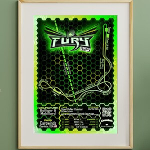 Puede incluir: Un póster enmarcado con un gráfico en verde neón y negro de la montaña rusa Fury 325 en Carowinds. El diseño incluye el trazado de la vía, especificaciones técnicas, el fabricante Bolliger & Mabillard y un código QR sobre un fondo de panal.