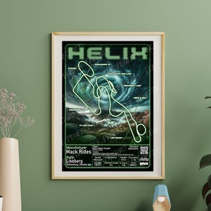 Może przedstawiać: Czarno-zielony plakat z tytułem "HELIX" w pikselowanej czcionce. Plakat przedstawia szczegółową mapę toru kolejki górskiej z nazwami poszczególnych sekcji. Plakat zawiera również informacje o producencie, Mack Rides, parku, Liseberg, oraz lokalizacji, Göteborg, Szwecja.