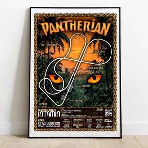 Könnte beinhalten: Gerahmtes Poster der Achterbahn "Pantherian" mit Streckenverlauf vor Dschungelhintergrund. Das Poster enthält Angaben wie Geschwindigkeit, Länge (15545 m) und vertikalen Winkel, mit Intamin als Hersteller.
