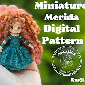 以下が含まれることがあります： 映画「メリダとおそろしの森」のミニチュア人形の編み物パターン。人形は長く、赤い巻き毛の髪をしていて、緑色のドレスを着ています。パターンは英語で提供されており、Spicaartdollが販売しています。