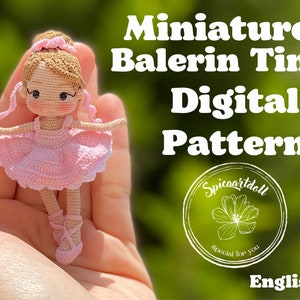 Op de afbeelding: Een kleine, gehaakte ballerina pop in een roze tutu, vastgehouden in een hand. De pop heeft lichtbruin haar, roze wangen en draagt roze balletschoenen. Tekst luidt "Miniature Balerin Tina Digital Pattern" en "Spicaartdoll".