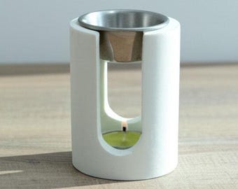 Może przedstawiać: Biały ceramiczny dyfuzor olejków eterycznych ze stalową miską i małą świeczką tealight w środku.