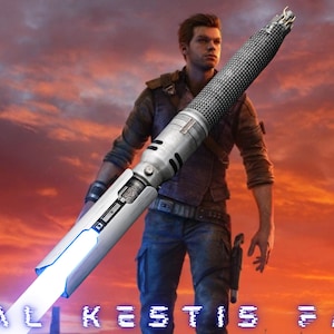 K&ouml;nnte beinhalten: Ein Mann in einer braunen Lederjacke h&auml;lt ein futuristisches Lichtschwert mit einer blauen Klinge. Das Lichtschwert hat einen silbernen und schwarzen Griff mit einem strukturierten Griff. Der Hintergrund ist ein Sonnenuntergangshimmel mit orangefarbenen und rosafarbenen Wolken.