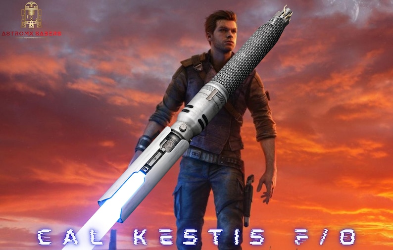 K&ouml;nnte beinhalten: Ein Mann in einer braunen Lederjacke h&auml;lt ein futuristisches Lichtschwert mit einer blauen Klinge. Das Lichtschwert hat einen silbernen und schwarzen Griff mit einem strukturierten Griff. Der Hintergrund ist ein Sonnenuntergangshimmel mit orangefarbenen und rosafarbenen Wolken.