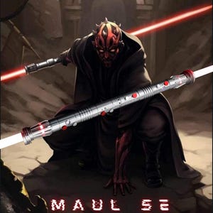 Peut inclure: Illustration de Dark Maul de Star Wars avec un sabre laser à double lame avec une lumière rouge et blanche. Le sabre laser a une poignée argentée avec des boutons rouges. L'image contient le texte "MAUL SE" en bas.