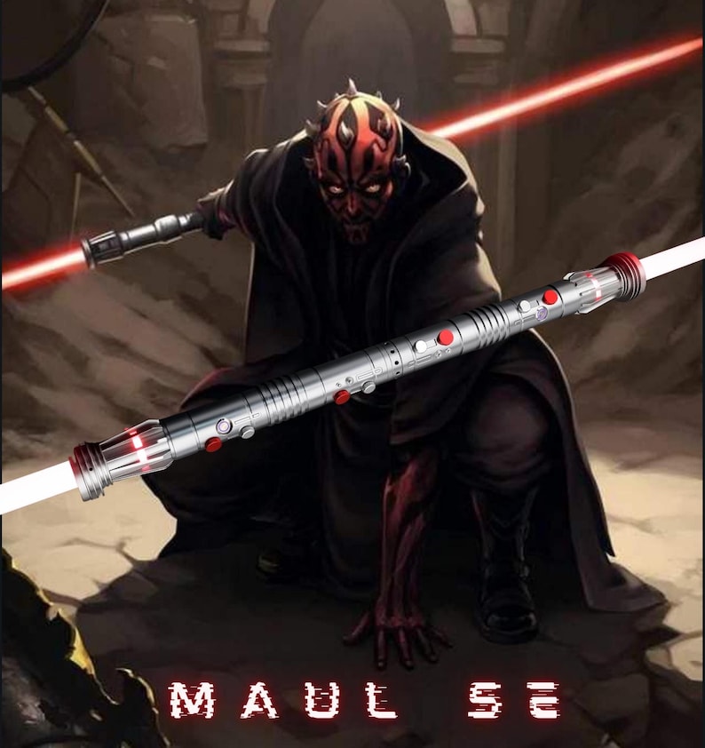 Op de afbeelding: Illustratie van Darth Maul uit Star Wars met een dubbelzijdige lichtzwaard met rood en wit licht. Het lichtzwaard heeft een zilveren handvat met rode knoppen. De afbeelding heeft de tekst "MAUL SE" onderaan.
