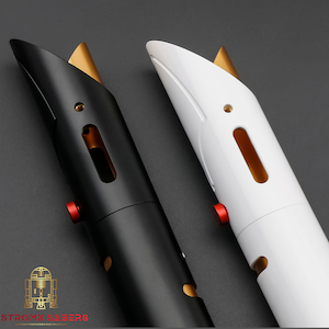 K&ouml;nnte beinhalten: Zwei Lichtschwertgriffe, einer schwarz und einer wei&szlig;, mit goldenen Akzenten und roten Kn&ouml;pfen. Die Griffe haben ein schlankes, modernes Design. Das Logo "Astromx Sabers" ist unten sichtbar.