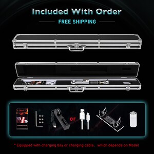 Puede incluir: Una maleta de aluminio plateado con interior negro, que contiene un sable de luz. La maleta est&aacute; abierta y el sable de luz es visible en el interior. La maleta tiene un asa en la parte superior. La imagen tambi&eacute;n muestra un compartimento de carga, un cable de carga, un soporte y una bater&iacute;a. El texto "Included With Order" y "FREE SHIPPING" es visible en la parte superior de la imagen. El texto "or" es visible en la parte media de la imagen. El texto "* Equipped with charging bay or charging cable, which depends on Model" es visible en la parte inferior de la imagen.