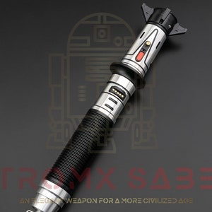 Puede incluir: Un sable de luz plateado y negro con un mango negro acanalado y un bot&oacute;n rojo. El sable de luz est&aacute; sobre un fondo gris con el texto "AN ELEGANT WEAPON FOR A MORE CIVILIZED AGE" y una imagen estilizada de R2-D2.