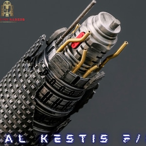 K&ouml;nnte beinhalten: Nahaufnahme einer Lichtschwert-Griff mit silberner und schwarzer Oberfl&auml;che. Der Griff hat eine strukturierte Oberfl&auml;che und eine Reihe von komplizierten Details. Der Griff ist teilweise zerlegt, wodurch die inneren Komponenten sichtbar werden.