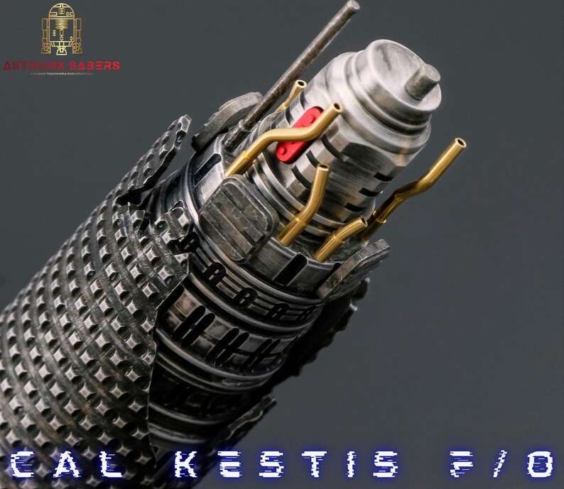 K&ouml;nnte beinhalten: Nahaufnahme einer Lichtschwert-Griff mit silberner und schwarzer Oberfl&auml;che. Der Griff hat eine strukturierte Oberfl&auml;che und eine Reihe von komplizierten Details. Der Griff ist teilweise zerlegt, wodurch die inneren Komponenten sichtbar werden.