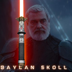 Puede incluir: Primer plano de un hombre con barba gris que sostiene un sable de luz rojo. El sable de luz es plateado y tiene un mango negro. El hombre lleva una t&uacute;nica gris oscuro y el texto "BAYLAN SKOLL" en naranja debajo de &eacute;l.