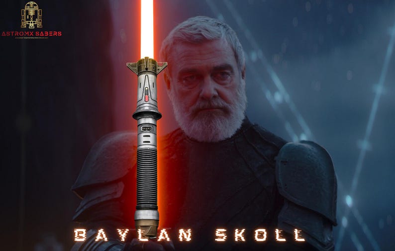 Puede incluir: Primer plano de un hombre con barba gris que sostiene un sable de luz rojo. El sable de luz es plateado y tiene un mango negro. El hombre lleva una t&uacute;nica gris oscuro y el texto "BAYLAN SKOLL" en naranja debajo de &eacute;l.