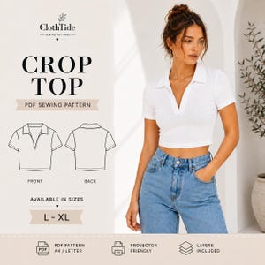 Op de afbeelding: Een wit kort shirt met korte mouwen en een V-hals met kraag. De afbeelding bevat de tekst ClothTide SEWING PATTERNS, CROP TOP, PDF SEWING PATTERN, AVAILABLE IN SIZES L-XL, PDF PATTERN A4/LETTER, PROJECTOR FRIENDLY en LAYERS INCLUDED.