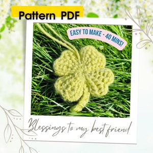 Op de afbeelding: Een haakpatroon voor een klavertjevier, met de tekst "Pattern PDF" en "EASY TO MAKE - 40 MINS!" in de afbeelding. De klaver is groen en ligt op een bed van groen gras. De tekst "Blessings to my best friend" staat onderaan de afbeelding.