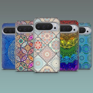 Peut inclure: Cinq coques de téléphone avec des motifs colorés. Les coques présentent des motifs complexes de mandala et géométriques dans diverses couleurs, notamment le bleu, le rouge et des motifs multicolores. Les coques sont en matériau transparent et ont une découpe pour l'appareil photo.