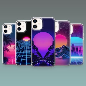 Può includere: Cinque custodie per telefono con vivaci design in stile retrò. Ogni custodia presenta un paesaggio diverso, tra cui palme, una griglia, montagne e un paesaggio urbano, il tutto sullo sfondo di un tramonto o di un'alba nelle tonalità del rosa, del viola e del blu.
