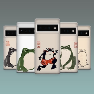 Pode incluir: Um conjunto de capas de telem&oacute;vel com ilustra&ccedil;&otilde;es de r&atilde;s. As capas s&atilde;o de cor branco sujo e apresentam diferentes desenhos de r&atilde;s em preto e verde. Uma r&atilde; usa cal&ccedil;&otilde;es vermelhos. Forma retangular.